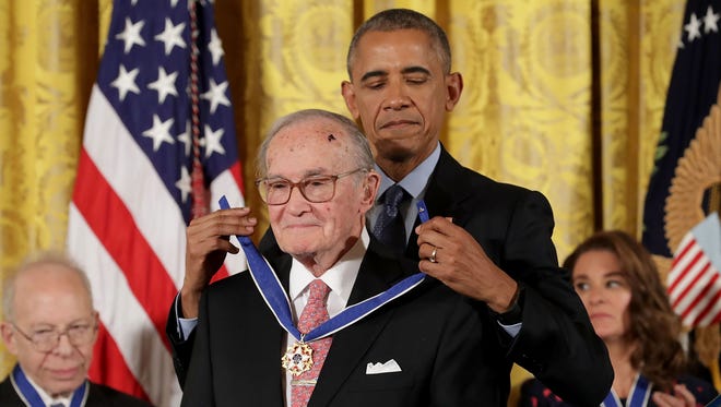 President Barack Obama awards the Presidential Medal of Freedom to former Federal Communications Committee Chairman Newt Minow.
