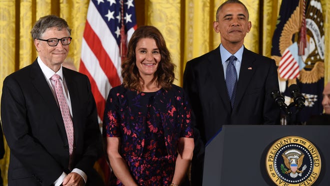US President Barack Obama stands with Bill and Melinda Gates shortly before presenting them with the Presidential Medal of Freedom.