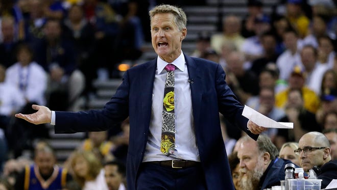 Steve Kerr reacts as the Warriors struggle to keep up with the Spurs.