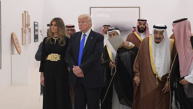 Saudi Arabia's King Salman bin Abdulaziz al-Saud (2nd R), US President Donald Trump (2nd L) and US First Lady Melania Trump (L) look at a display of Saudi modern art at the Saudi Royal Court in Riyadh on May 20, 2017.
