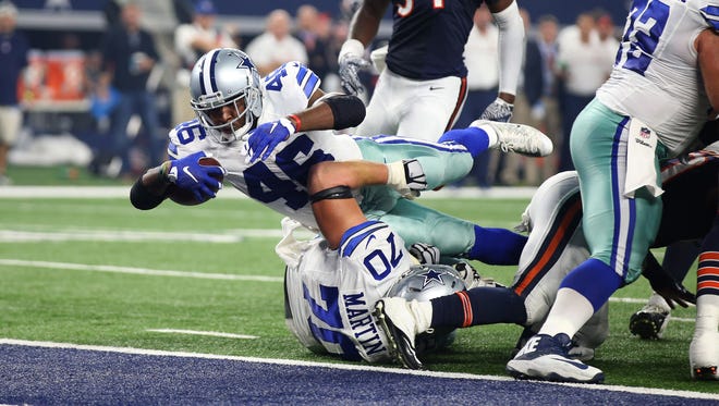 Cowboys running back Alfred Morris (46) scores in the second quarter against the Chicago Bears.