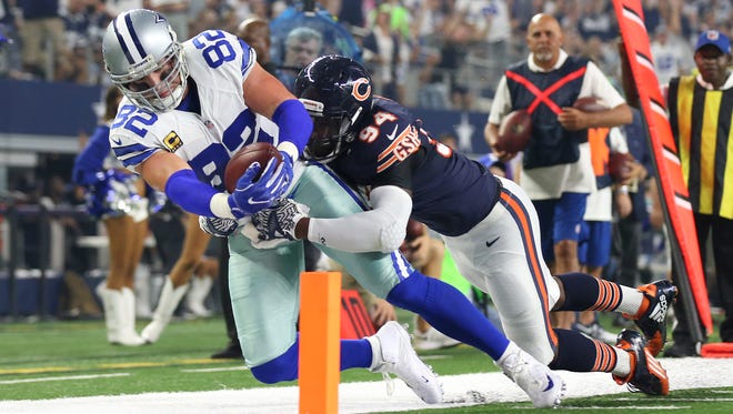 Cowboys tight end Jason Witten (82) reaches for the pylon with the ball while being tackled by Bears linebacker Leonard Floyd (94).