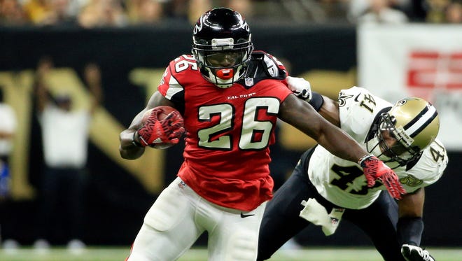 Falcons running back Tevin Coleman (26) eludes Saints defender Roman Harper (41) on a first-half carry.