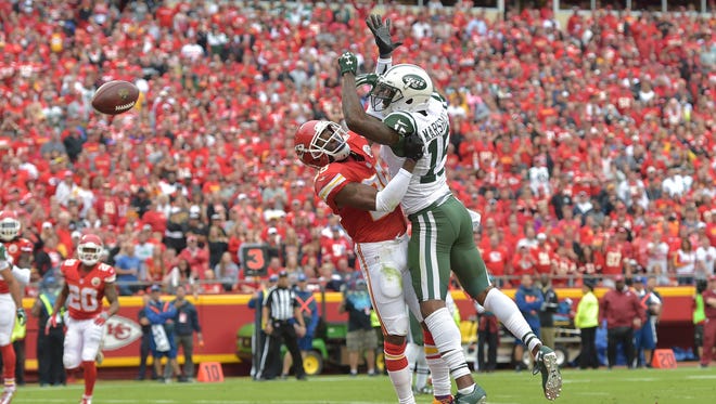 Chiefs safety Eric Berry (29) breaks up a pass intended for Jets wide receiver Brandon Marshall (15).
