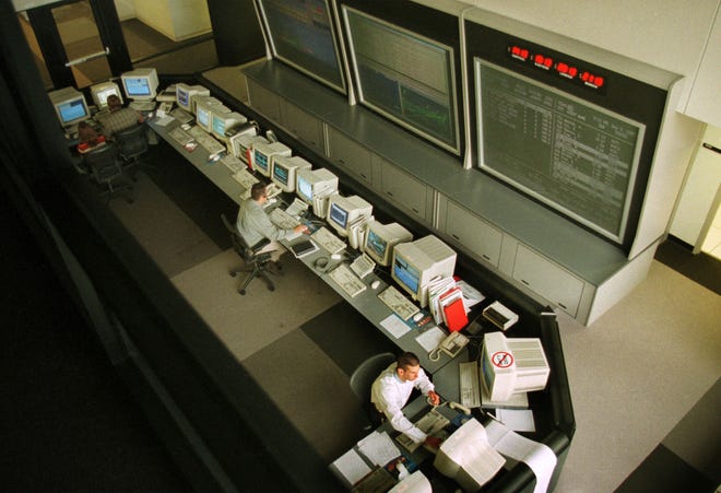 *** NOTE: This photo ran again on 12/28/97 (1H/Biz Year in Review). *** Top view of the control room at CompuServe Corp. photo by Neal C. Lauron. The company's global network is operated at the Upper Arlington facilities.